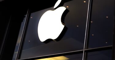 Apple rewards some of its software developers and hardware engineers with a massive US$200,000 stock bonus