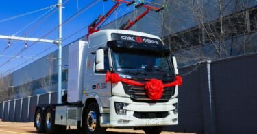 China Unveils First Heavy-Duty Truck Powered by Batteries and Overhead Wires